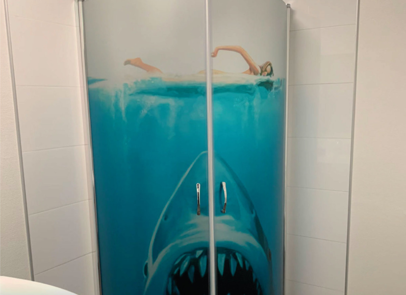 Duschdörr med dekor av en haj